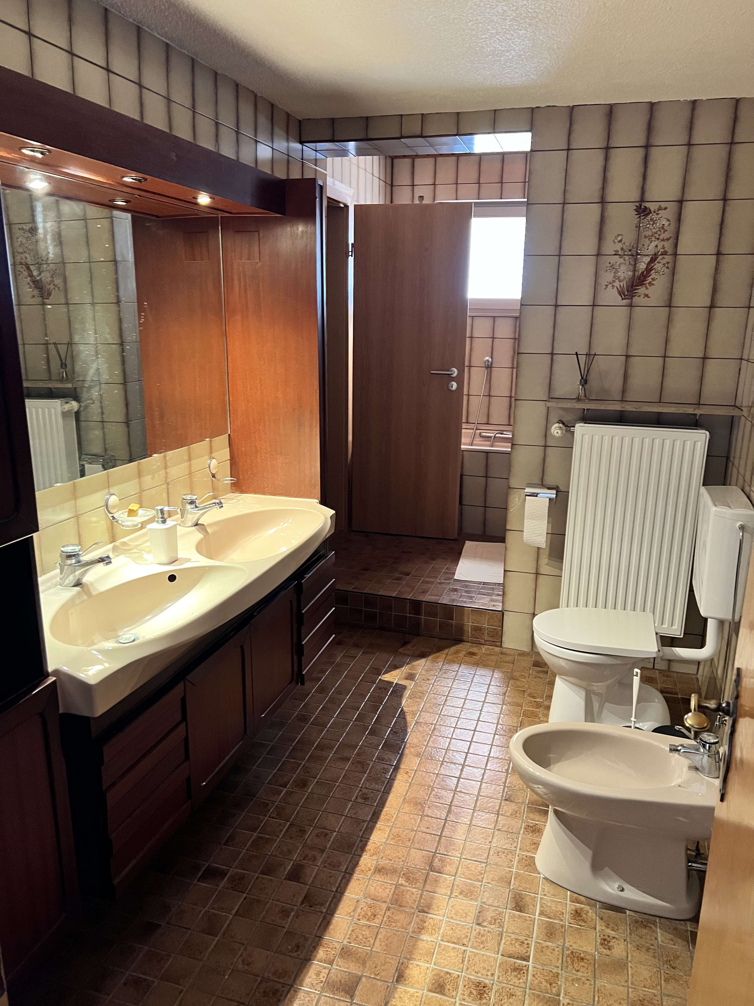 Immobilie in Bad Kissingen - Einfamilienhaus mit Einliegerwohnung und 2 Garagen - Bild 3