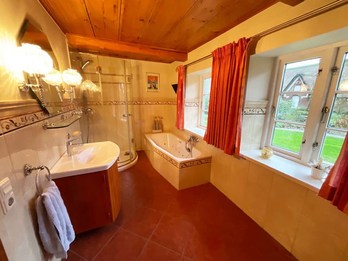 Immobilie in Risum-Lindholm - Reetdachkate mit historischem Flair & Gartenidylle vereint - Bild 7