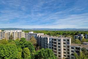 130m² / 5 Zimmer /  2 Etagen  /  3 Balkone  /  2 Bäder / 2 Tiefgaragenstellplätze  /  Fernblick 