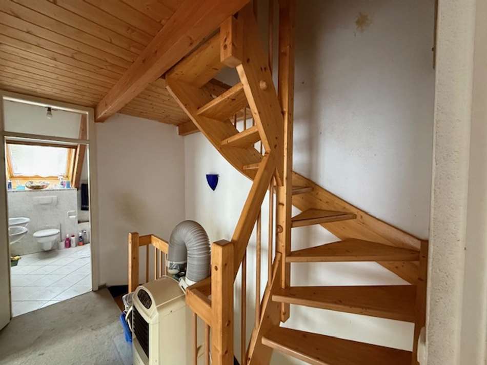 Flur DG m. Treppe in 2. DG