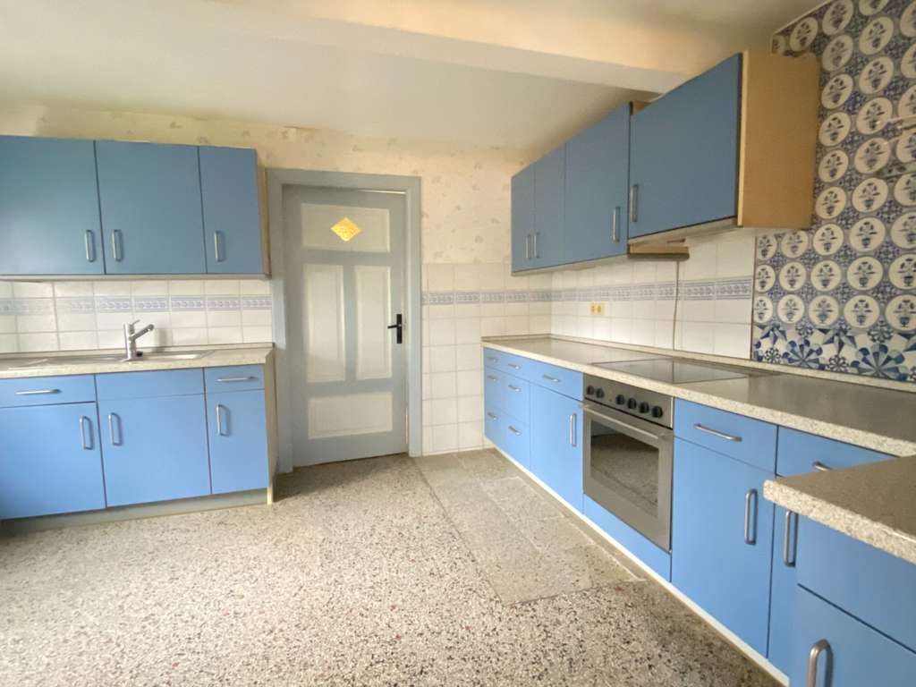 Immobilie in Oldsum - Ehemaliges Bauernhaus unter Reet möchte aus dem Dornröschenschlaf geweckt werden! - Bild 2