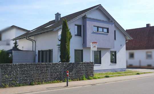 Stilvolle Doppelhaushälfte mit sonnigem Garten, 2 Stellplätzen und hochwertiger Ausstattung