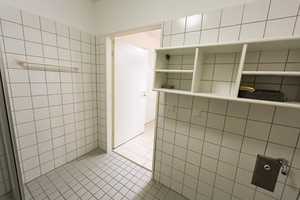 Barrierefreie 2-Zi-Whg. mit Balkon in Residenz. 64 m², Küche mit moderner EBK, Diele & Duschbad. – Hardtstr. xx, 42107 Wuppertal – Vorschaubild 17