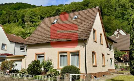 Geräumiges, freistehendes Einfamilienhaus mit Garten und Garage in ruhiger Lage von Neustadt.