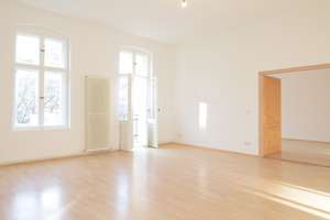 BEZUGSFREI, sehr hell (2.OG Südseite), 2 Balkone, Aufzug, PROVISIONSFREI