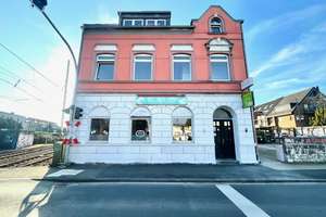 Attraktives Mehrfamilienhaus mit – Gewerbeeinheit und zwei Wohnungen!