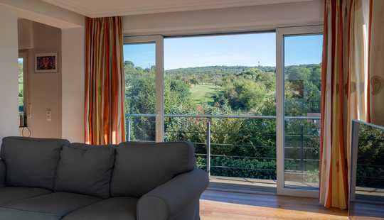 Bild von Idyllisches Wohnen mit Blick über die Obstwiesen in kinderfreundlicher Spielstraße