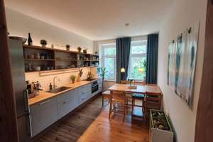 Stilvolle 2-Zimmer-Altbauwohnung mit Stuck, Echtholzdielen und großem Gemeinschaftsgarten – 4177 Altlindenau, Leipzig – Vorschaubild 1