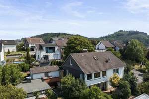 Traumhafte Aussicht inklusive: Attraktives Einfamilienhaus mit Einliegerwohnung & idyllischem Garten – Die vollständige Adresse der Immobilie erhältst du vom Anbieter., 57334 Bad Laasphe – Vorschaubild 4
