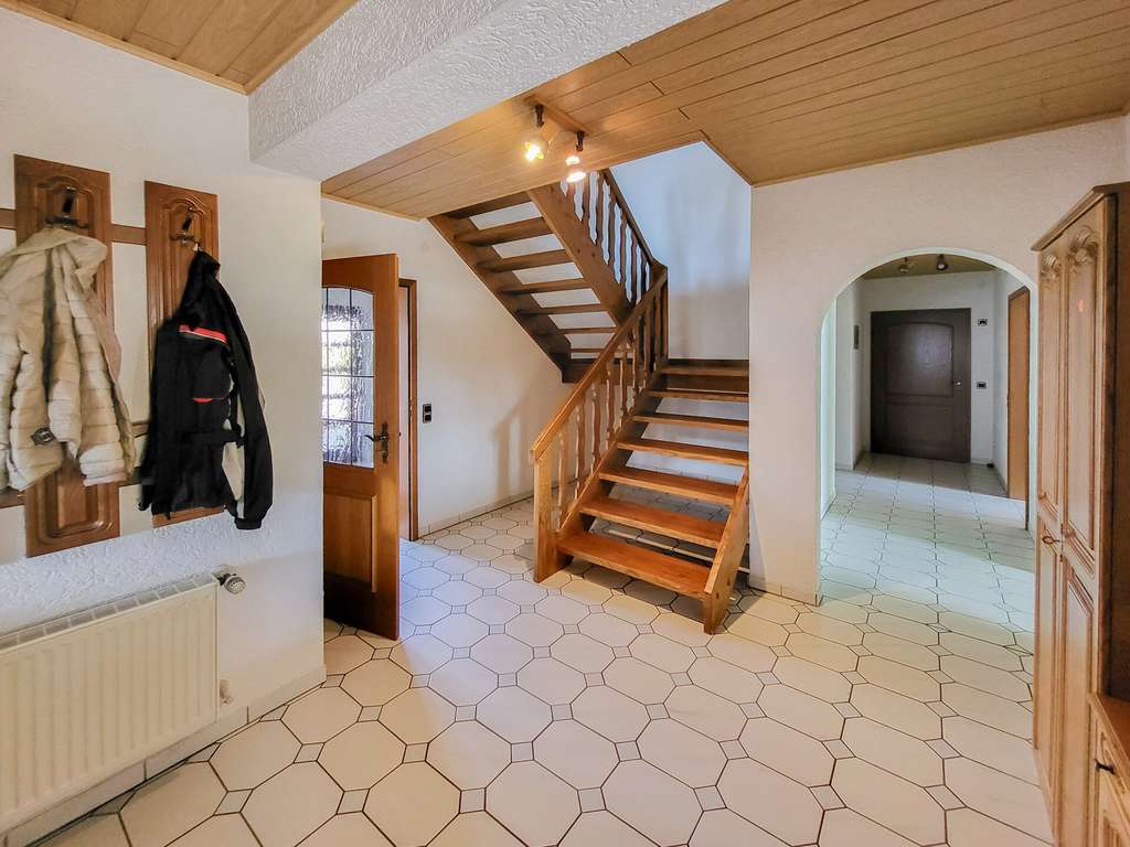 Immobilie in Ailertchen - Freistehendes Einfamilienhaus mit barrierefreiem Erdgeschoss, Doppelgarage und großem Garten! - Bild 2