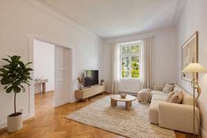 Urbane Eleganz: Stilvoll sanierte, bezugsbereite Altbauwohnung mit Balkon