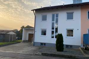 Viel Freiraum: Doppelhaushälfte in Oberschneiding – Ringstr. 10, 94363 Oberschneiding – Vorschaubild 1