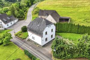 Charmantes Einfamilienhaus auf 931m² Grund mit viel Potenzial, Garage und Garten in Antweiler – Die vollständige Adresse der Immobilie erhältst du vom Anbieter., 53533 Antweiler – Vorschaubild 53