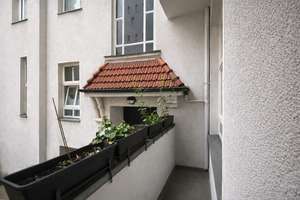 Solide Kapitalanlage im begehrten Charlottenburg: Vermietete Altbauwohnung mit Balkon – Fritschestr. 77, 10585 Charlottenburg, Berlin – Vorschaubild 2