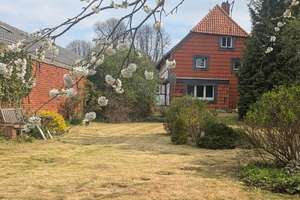 Historischer Charme – modernisierte Fachwerk-Doppelhaushälfte mit großem, idyllischem Garten