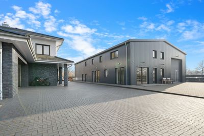 Wohnen und Arbeiten perfekt kombiniert - hochwertiges Haus mit modernem Betriebsgebäude