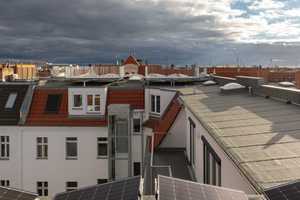 Exklusive 3-Zimmer-Dachgeschosswohnung mit geh. Innenausstattung mit EBK in Berlin Prenzlauer Berg – Schivelbeiner Straße 7, 10439 Berlin – Vorschaubild 1