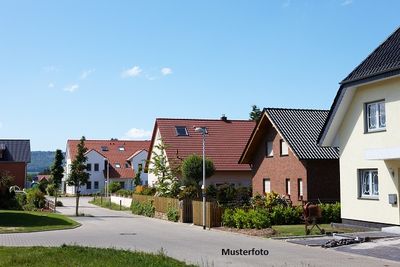 Großzügiges Wohnhaus nebst Garage auf weitläufigem Grundstück