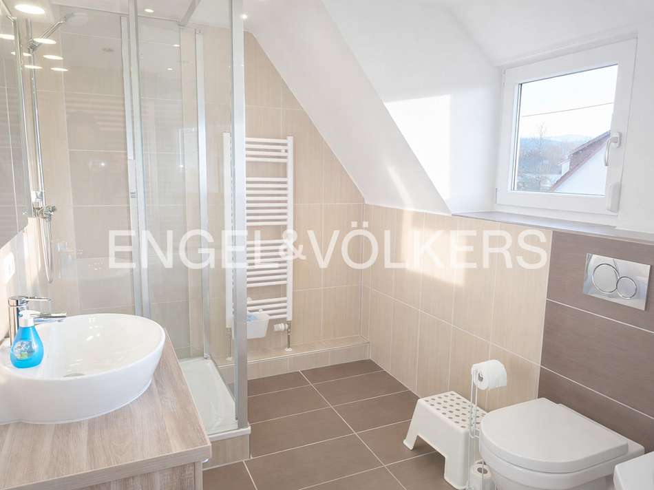 Bad mit Dusche und Wanne im DG