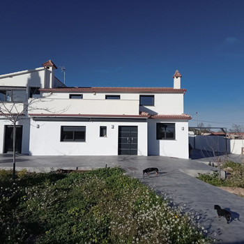 Haus mit 5 Schlafzimmern in Les Pedreres zu verkaufen.