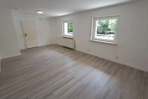 ERSTBEZUG NACH RENOVIERUNG! 1 Zimmer Wohnung, Küche, Bad, Terrasse in grüner Parklage