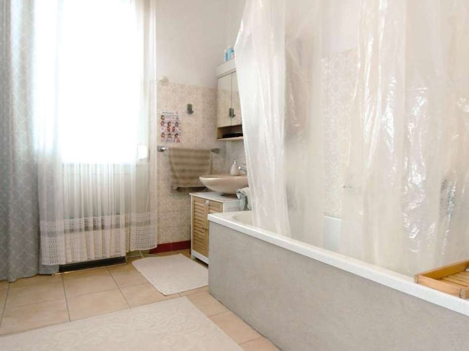 Badezimmer, Wohnung EG
