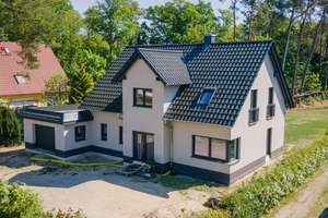Mit Erdwärme, Fußbodenheizung, Einbauküche, Garage, Kamin u.v.m.: Neubau-Einfamilienhaus Bad Saarow – Die vollständige Adresse der Immobilie erhältst du vom Anbieter., 15526 Bad Saarow – Vorschaubild 2