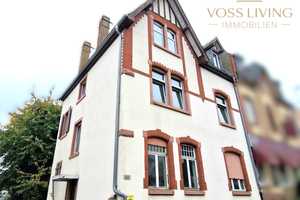 Potenzialträchtiges Dreifamilienhaus mit hohen Decken und Altbaucharme sucht Handwerker – Frankfurter Straße 205, 61118 Wetteraukreis – Vorschaubild 1