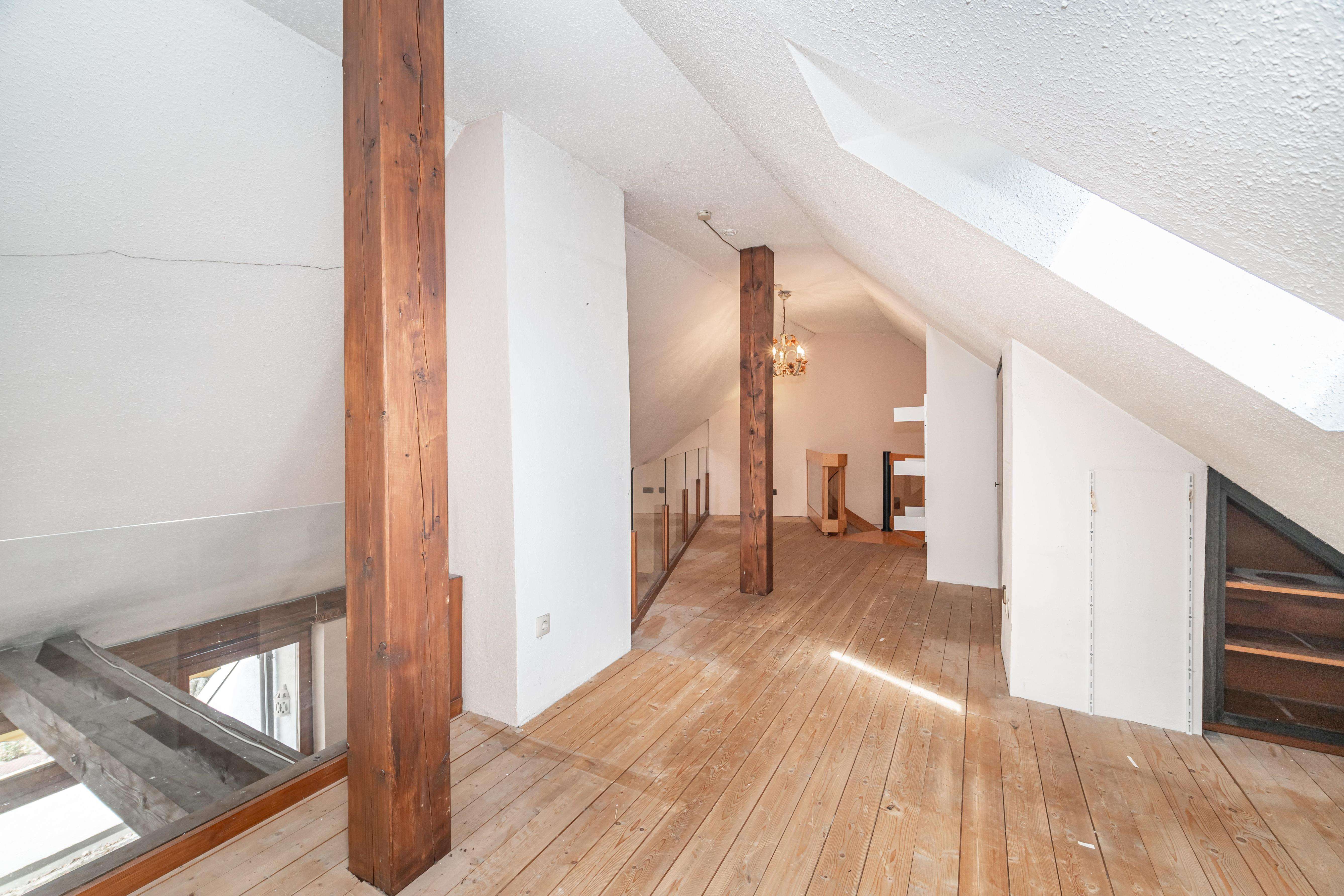 Einzigartige Dachgeschosswohnung mit Galerie und großem Gestaltungspotenzial in Thalkirchen-Obersen, München – Bild 3