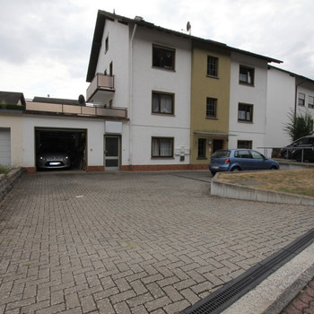 Mehrfamilienhaus mit Büroeinheit