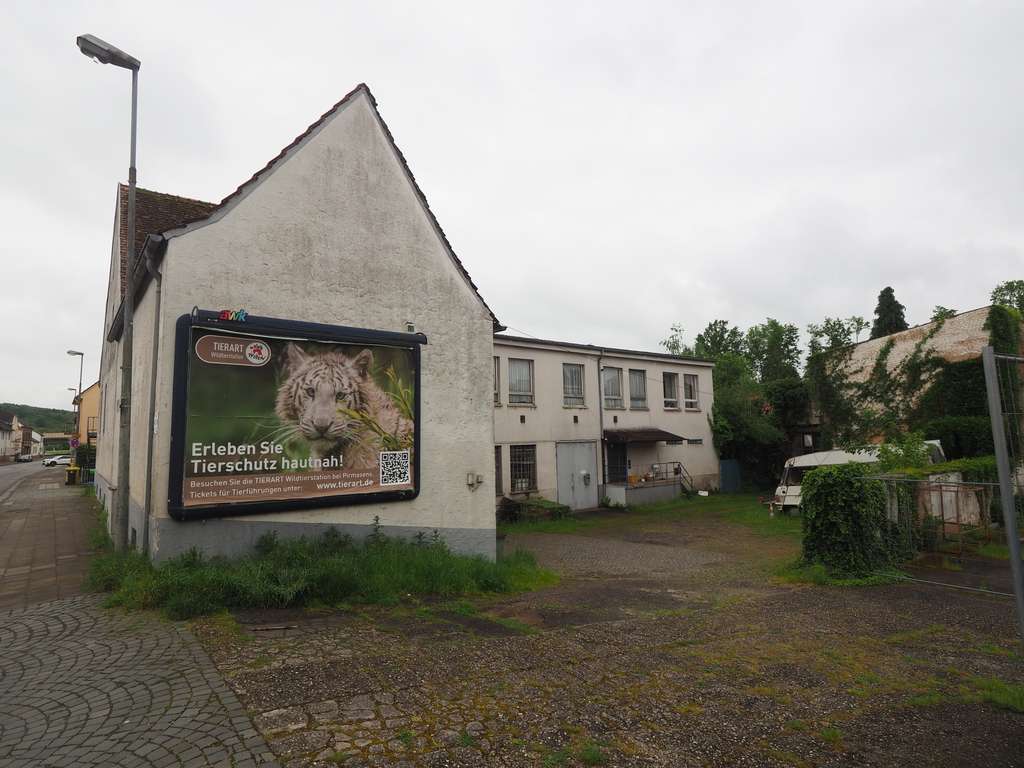 GROSSZÜGIGES DREIFAMILIENHAUS MIT LAGERHALLE UND LAGERGEBÄUDE