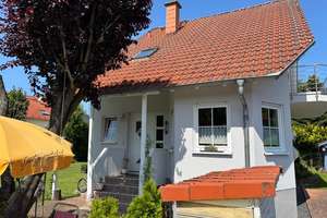 Charmantes Haus in Altenstadt mit Baufläche und Potenzial für zwei Generationen – Die vollständige Adresse der Immobilie erhältst du vom Anbieter., 63674 Altenstadt – Vorschaubild 1