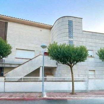 Exklusives Haus auf drei Seiten freistehend mit Garten in Santa Bárbara