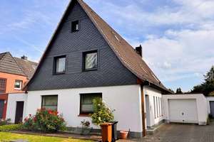 ***Wohnen in bester Lage - Geräumiges Einfamilienhaus mit großzügigen Garten***