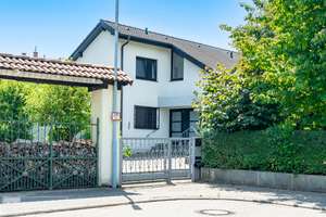 Attraktives Zweifamilienhaus in Top-Lage – Separate Eingänge, PV, Ausblick & Lebensqualität