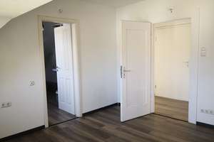 Wohnen mit Charakter: 2-Zimmer-Dachgeschosswohnung in Duisburg-Duissern
