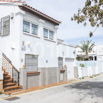 Elegantes Reihenhaus in El Palmeral: 3 Schlafzimmer, private Garage und 150 Meter vom Strand von Moj