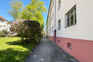 Gepflegte Wohnanlage im Grünen: bezugsfreie 2-Zi.-Wohnung mit Balkon