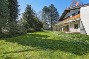 Charmantes Isartaler Holzhaus auf traumhaftem Grundstück mit enormem Entwicklungspotential. – Die vollständige Adresse der Immobilie erhältst du vom Anbieter., 81249 Lochhausen, München – Vorschaubild 2
