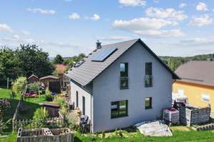 ++Sebnitz: Traumhaftes EFH (2020) mit 4 Zi., Terrasse, Garage & wildromantischem 634 m2 Grundstück++ – Die vollständige Adresse der Immobilie erhältst du vom Anbieter., 1855 Sebnitz – Vorschaubild 1