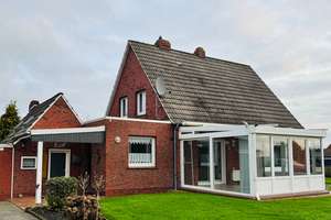 Gepflegt und küstennah: Einfamilienhaus mit Wintergarten, Garage und Garten – Die vollständige Adresse der Immobilie erhältst du vom Anbieter., 26736 Krummhörn – Vorschaubild 1