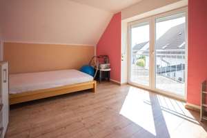 + Moderne und helle Doppelhaushälfte mit innovativer Technik in Straubing + – Die vollständige Adresse der Immobilie erhältst du vom Anbieter., 94315 Hornstorf, Straubing – Vorschaubild 18
