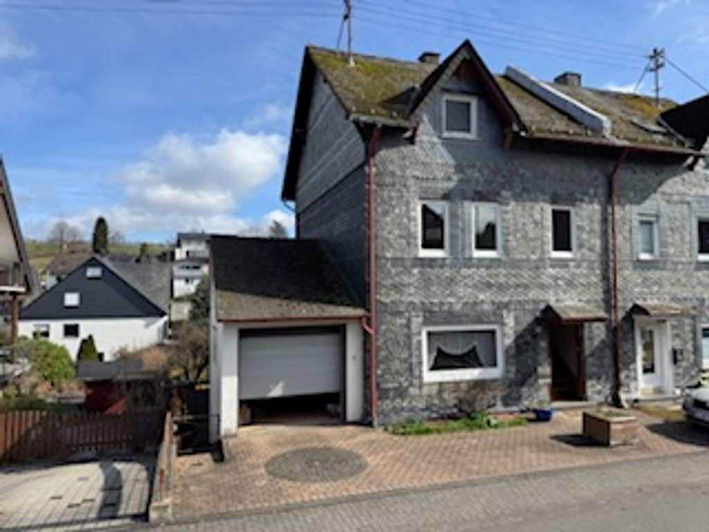 Immobilie in Wilnsdorf - Wilnsdorf Oberdielfen, solide DHH ca. 100m² Wfl, Keller, Garage in guter Lage - Bild 0