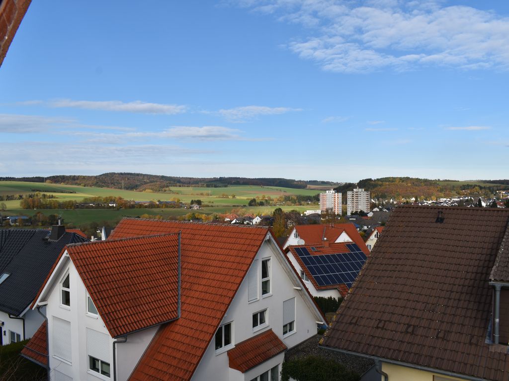 Großflächige Dreizimmer-Dachgeschoss-Maisonette-Wohnung ...