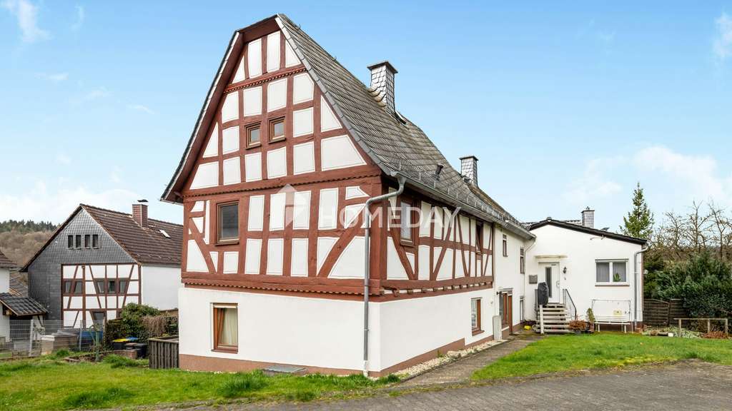 Immobilie in Waldsolms - Denkmalgeschütztes MFH mit 4 Einheiten, Garten und Stellplätzen in Waldsolms-Kröffelbach - Bild 2