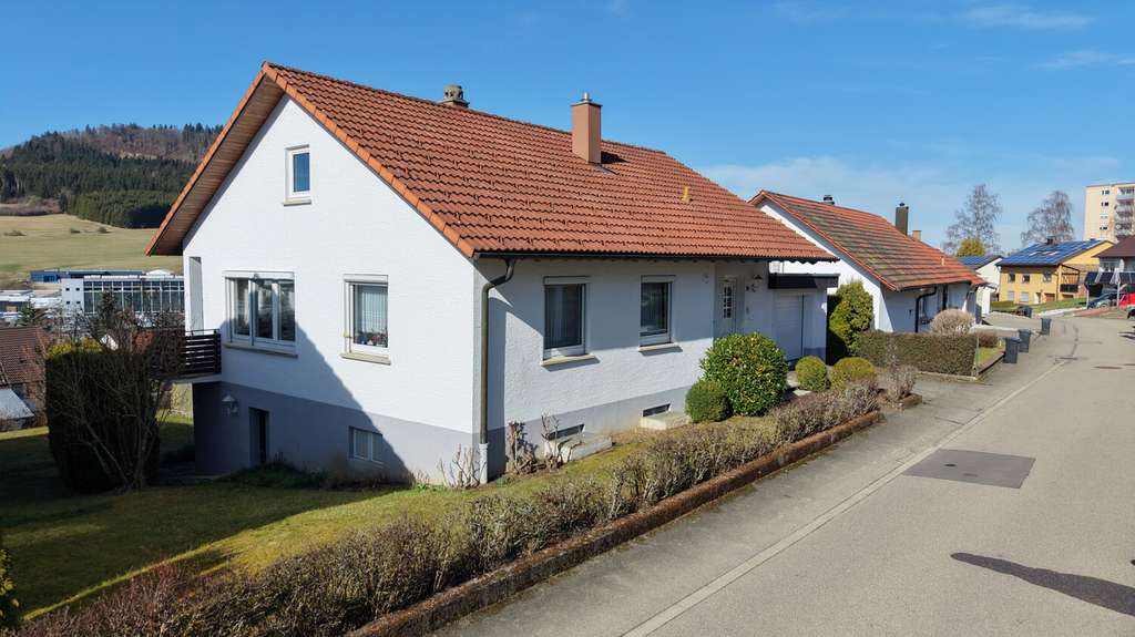 Immobilie in Wehingen - Wohnen mit Weitblick: Einfamilienhaus mit Garten und Terrasse in 78564 Wehingen - Bild 3