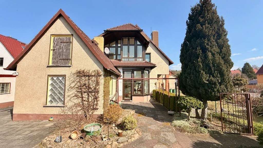 Immobilie in Bad Belzig - *** Wohnhaus mit Einliegerwohnung und *-Baugrundstück-* in ruhiger und bevorzugter Siedlungslage *** - Bild 1