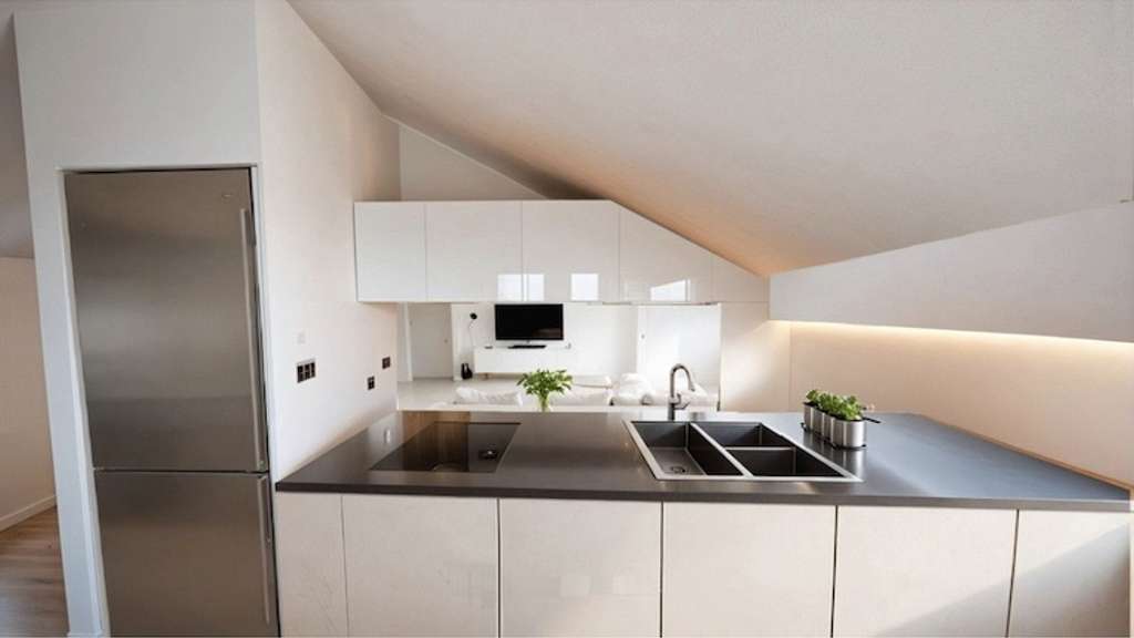 Immobilie in Peißenberg - Erstbezug nach Kernsanierung - Wunderschöne 3 Zimmer-Dachgeschosswohnung - Bild 1