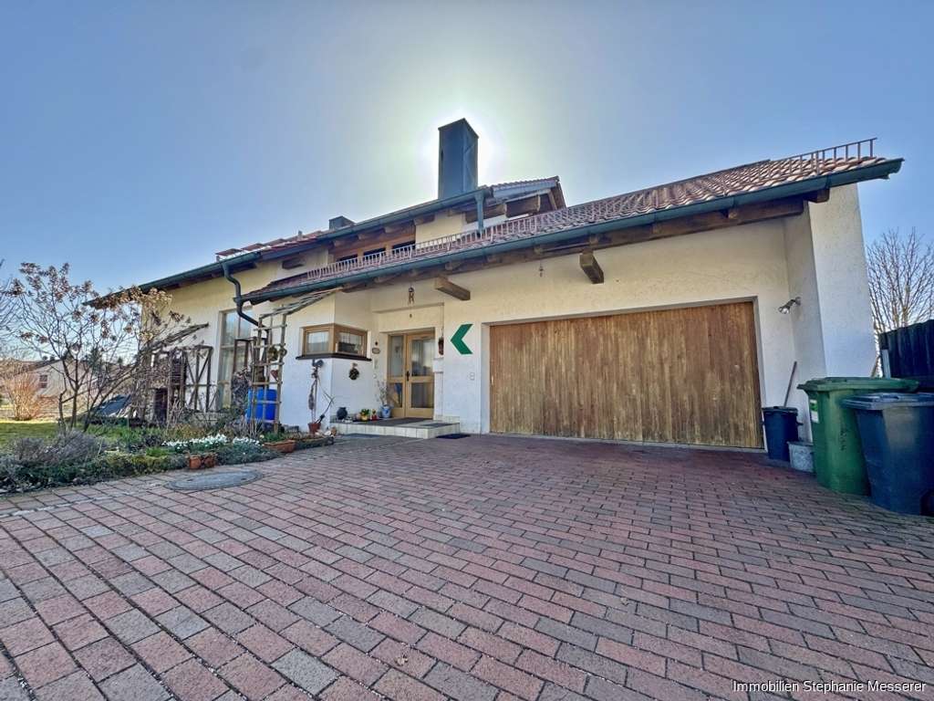 Immobilie in Neufahrn in Niederbayern - Geräumiges Architektenhaus auf wunderschönem Grund 
mit Doppelgarage und viel Platz für die Familie - Bild 1