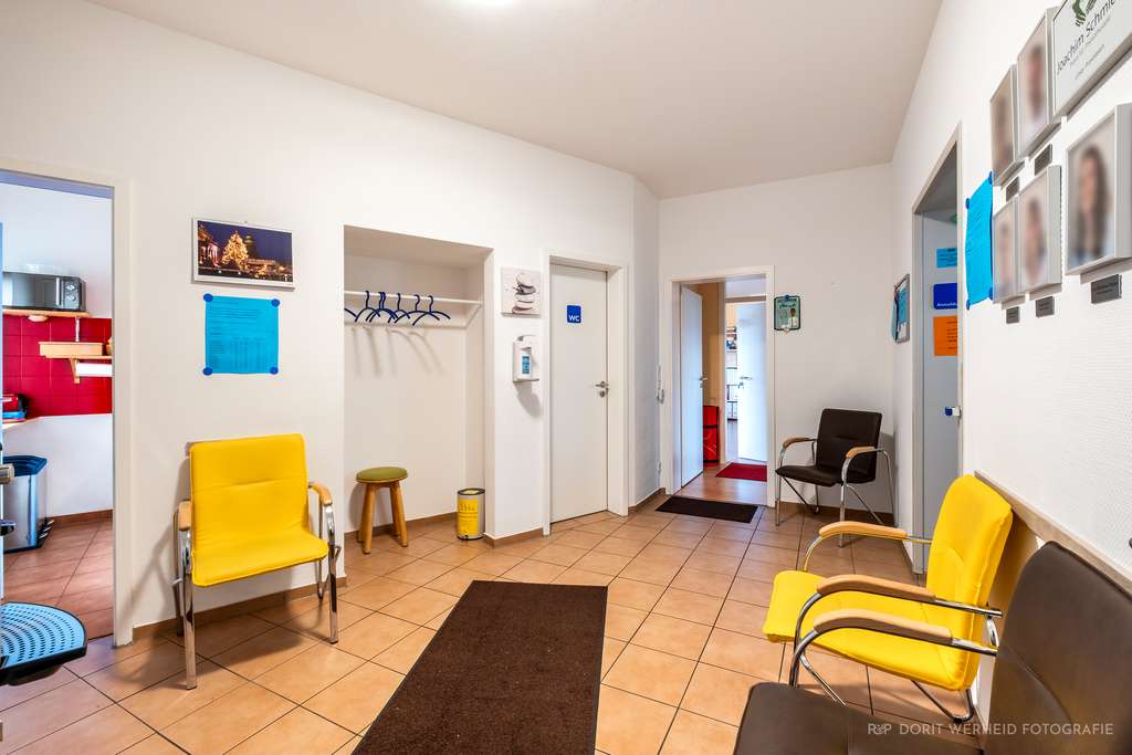 Immobilie in Bergisch Gladbach - „Gut vermietete Praxis/Büro Gewerbefläche in Wohn- und Geschäftshaus zentrale Lage Bergisch Gladbach - Bild 1